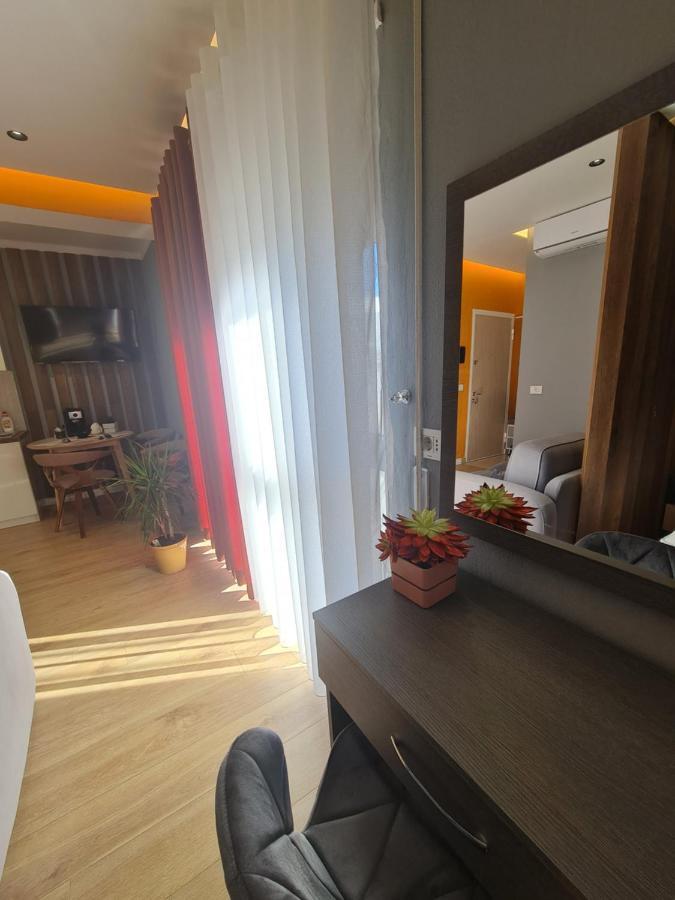 Sunny Apartment - Blloku Tirana, Near Lake المظهر الخارجي الصورة