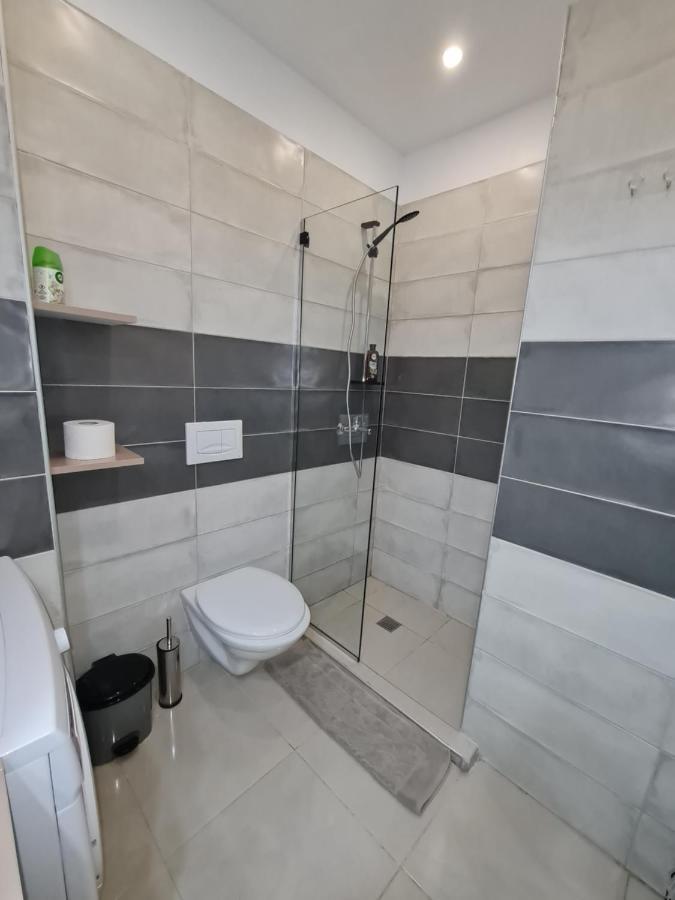 Sunny Apartment - Blloku Tirana, Near Lake المظهر الخارجي الصورة