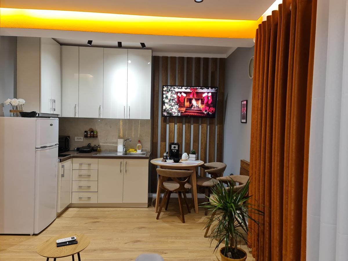 Sunny Apartment - Blloku Tirana, Near Lake المظهر الخارجي الصورة